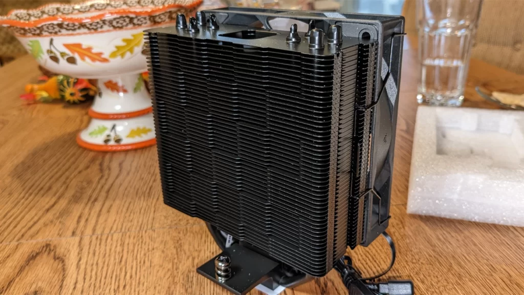 عکس از فین استک کولر DeepCool AG400 - منبع: Tom's Hardware