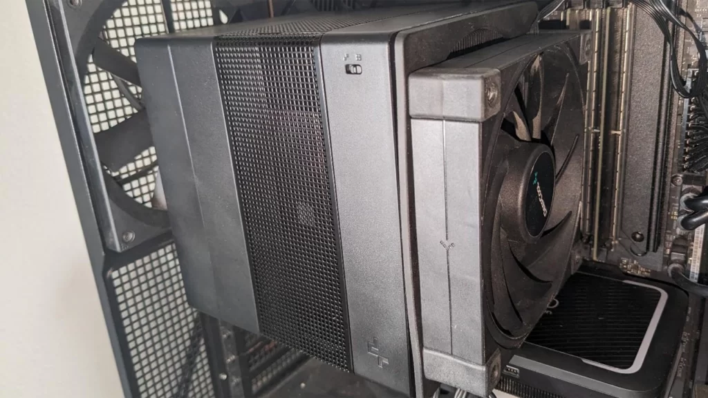 کولر DeepCool Assassin IV با نصب فن اضافه در جلو - منبع: Tom's Hardware