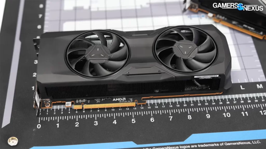 طول کارت گرافیک RX 7800 XT مدل Refrence Desing - منبع: Gamers Nexus