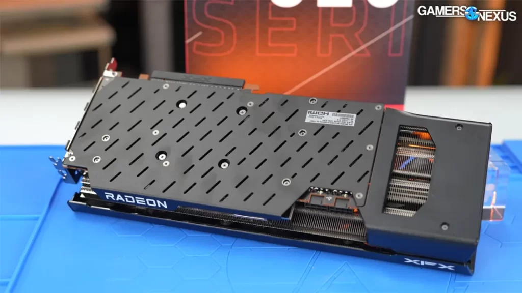 نمای پشتی کارت گرافیک RX 7700 XT مدل XFX Quik - منبع: Gamers Nexus