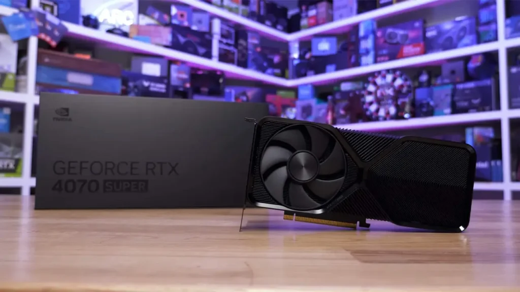 کارت گرافیک RTX 4070 Super انویدیا مدل FE یا Founders Edition به صورت ایستاده افقی در جلوی جعبه مشکی رنگش