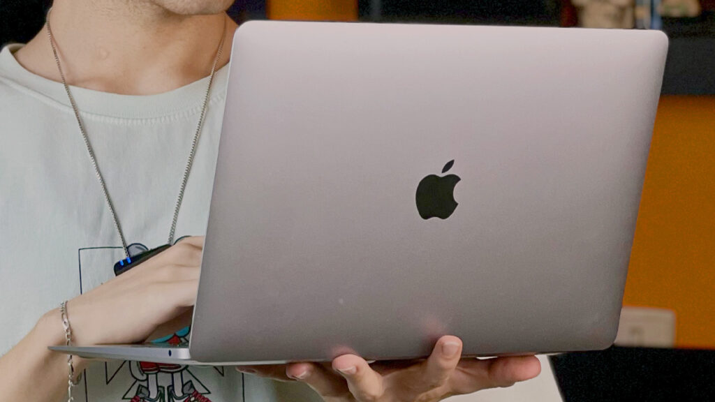 لپتاپ Macbook Air M1 در دست